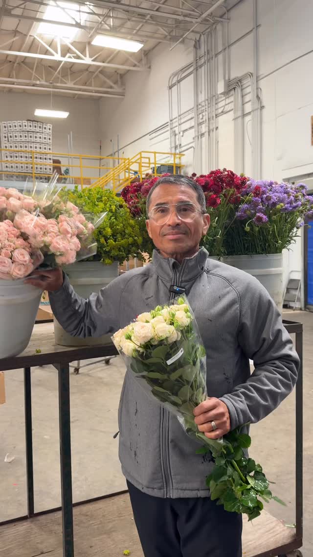 Spray roses are in full bloom for this wedding season!