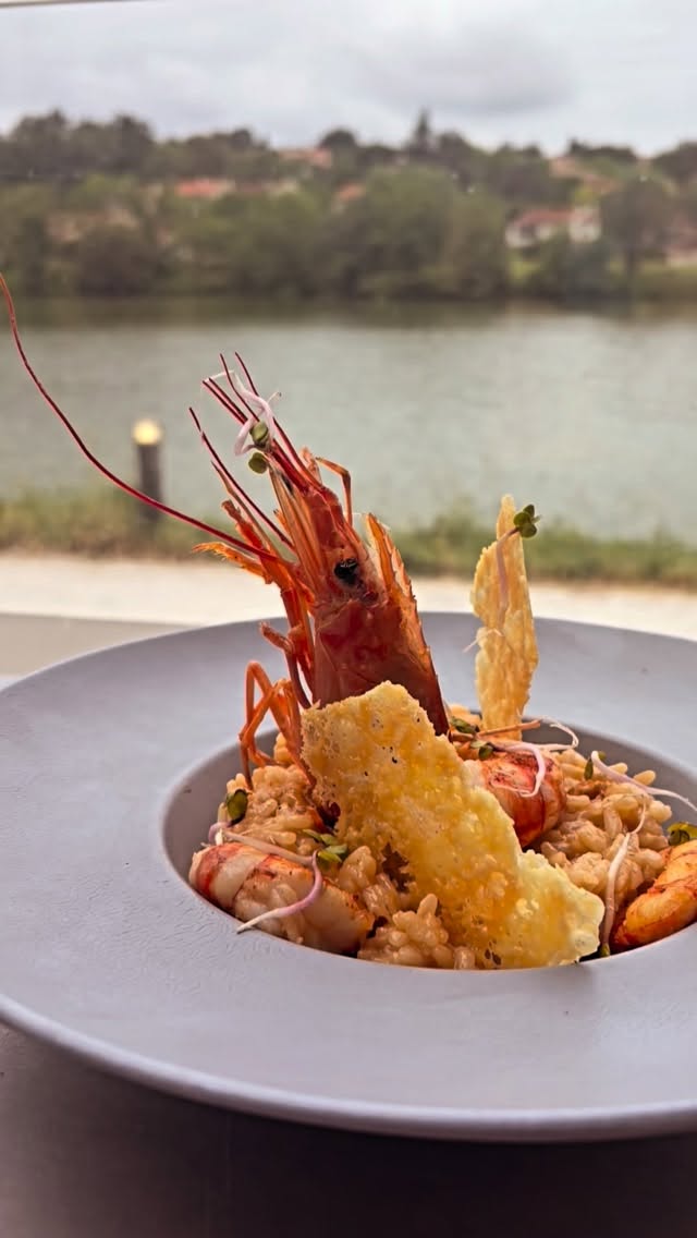 Suggestion spéciale Fête des Mères : risotto aux gambas accompagné de sa bisque de crustacés, un plat tout simplement divin.🤍 #restauranttoulouse #toulouse #cuisineaufeudebois #fetedesmères #flourens