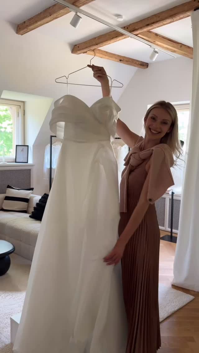 Das Lieblingskleid von Angieeee, unserer Bridal Stylistin🤍.
DRESS HEPBURN von @heracouture – und Angie ist einfach verliebt 🥰💃!
In den zarten Stoff, der sich anfühlt wie eine Umarmung. In den langen Schlitz, der mit jedem Schritt eine Geschichte erzählt. In diese wunderschöne Perlenknopfleiste, die sich von oben bis hinein in die Schleppe zieht.
Kein Überfluss. Kein Kitsch. Nur pure, zeitlose Eleganz.
Wenn eine Braut HEPBURN anprobiert, sieht Angie jedes Mal das gleiche: Tränen. Strahlen. Diesen Moment, in dem sie weiß: Das ist mein Kleid. Das bin ich.
Nicht jede Braut passt zu HEPBURN. Aber wenn DU sie siehst und dein Herz bleibt stehen? Dann ist sie für dich.
—
👉 Termin buchen → Link in Bio
#heracouture #blushandbleu #brautmodedresden #bridalstylist #timelessbride