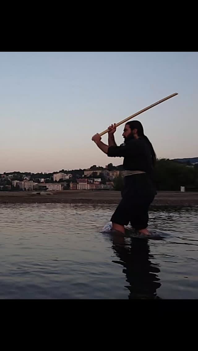 Cet été venez découvrir l'art de l'épée japonaise (Kenjutsu et Battōjutsu) au Dōjō Jouen de la Wa Rei Ryū!
Épée longue et épée courte,
entraînement physique, technique et spirituel,
histoire, culture et tradition,
une immersion complète dans les arts martiaux japonais traditionnels,
jusqu'à 3 fois par semaine
de juin à septembre
pour seulement 150.- (100.- pour étudiant.e.s, retraité.e.s, personne à l'AI).
Trois cours d'essai offerts et matériel mis à disposition pour les débutant.e.s.
Pour plus d'informations n'hésitez pas à nous contacter.
#kenjutsu #lausanne #artsmartiauxlausanne #wareiryu #jouen