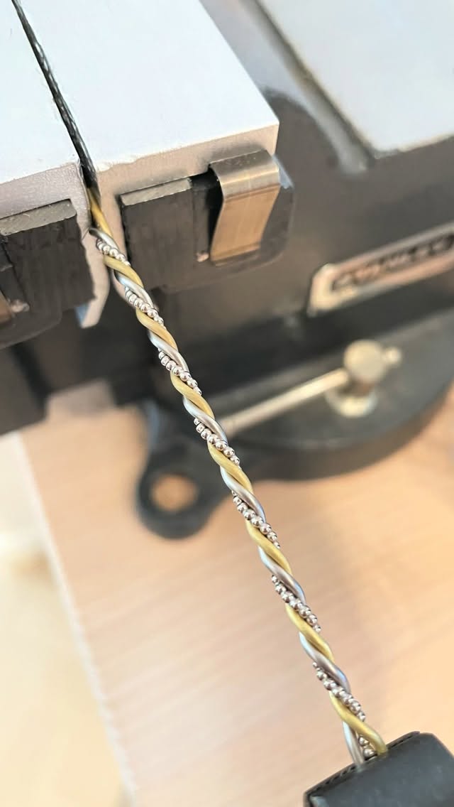 ✨ Ein Blick hinter die Kulissen ✨
Hier seht ihr die Entstehung eines Kordelrings aus 18 Karat Weißgold und 18 Karat Gelbgold. 💍
Dieses Projekt ist schon etwas älter, aber beim Aufräumen meiner Fotos habe ich die Bilder wiederentdeckt – viel zu schade, um sie auf der Festplatte zu verstecken. 😊
Es ist immer wieder spannend zu sehen, wie aus einzelnen Arbeitsschritten nach und nach ein fertiges Schmuckstück entsteht. Das Zusammenspiel von Weiß- und Gelbgold verleiht dem Ring einen besonderen Charakter und macht ihn zu einem zeitlosen Begleiter.
Wie gefällt euch das Ergebnis? Kann sich doch sehen lassen, oder? 😉
#jewellery #ring #handmade #luxembourg #romycollejewellery