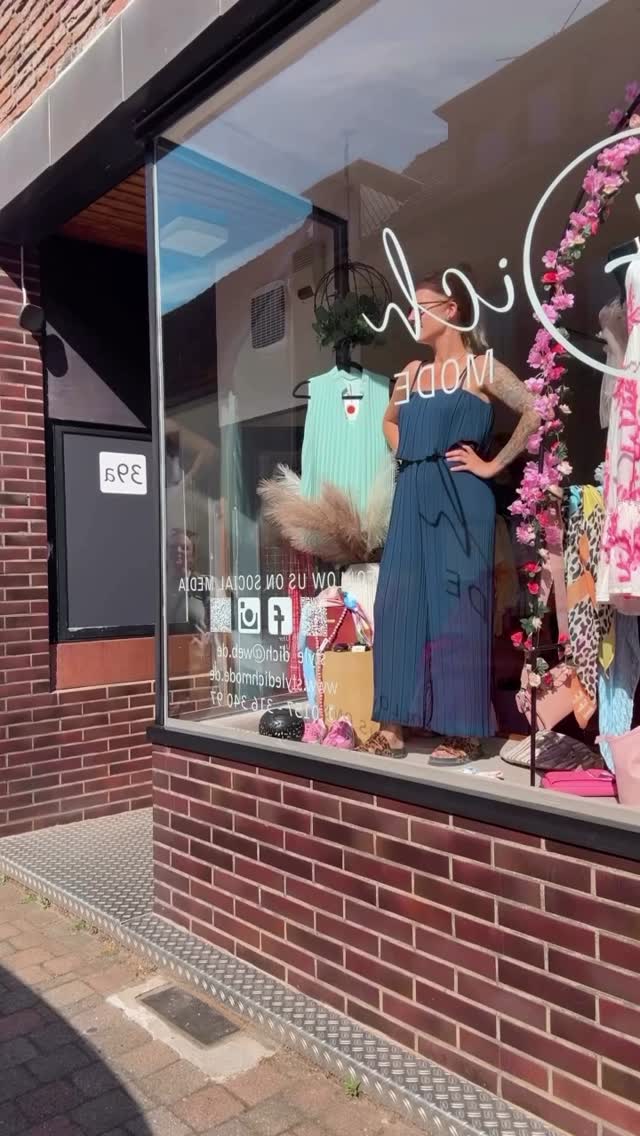 POV: Du willst nur kurz vorbeigehen… 😇
Kundin: „Heute schaue ich nur ins Schaufenster.“
Ich als Schaufensterpuppe: präsentiere Outfit Nummer 1 ✨
Kundin: „Okay, einmal kurz rein.“
Kundin geht raus
Kundin: „Diesmal wirklich nur vorbeigehen.“
Ich: Outfit Nummer 2 aktiviert 😏
Kundin: oh man das ist auch echt nice *
Kundin geht ,
Kundin: „Ich bleibe stark.“
Ich: Outfit Nummer 3 + verführerischer Schaufensterpuppen-Blick 👗✨
Kundin: „Okay, okay! Ich komme ja schon rein!“
Manche Schaufenster schaut man sich an.
An anderen kommt man einfach nicht vorbei. 😅
Zum Glück können wir nichts dafür, wenn unsere Outfits plötzlich neue Ideen, neue Kombinationen und ein kleines bisschen Shopping-Lust auslösen. 🤭🛍️✨
Kennt ihr das auch? Ihr wollt nur schauen – und fünf Minuten später steht ihr im Laden? 😂 #Schaufensterliebe #FashionInspiration #OopsIDidItAgain #BoutiqueLife #lustigevideos