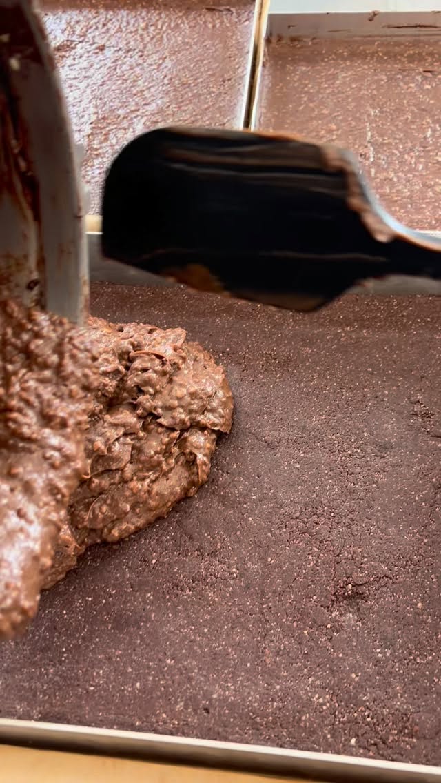 << holistic kind of lifestyle 🙃
Ich habe damals als ich angefangen hatte immer mal gehört, „das ist doch die, die die veganen Kuchen macht.“ Damals hat mich das teilweise echt genervt - mittlerweile ist es mir egal, weil ich weiß, dass bei diesen Menschen das Bewusstsein ein ganz anderes ist.🤷🏻♀️
Und ja, Raw Desserts sind auch vegan, aber das ist ja eigentlich nur die Spitze des Eisbergs. Handgefertigte eisgekühlte Kreationen, die Raw, Glutenfrei, mit natürlicher Süße, ohne Soja und zu 100% naturbelassen sind. ‼️
Die Natur hat alles bereit gestellt. Nicht nur, um satt zu werden, sondern auch um echten Genuss zu kreieren, um seine Gesundheit wieder in Einklang zu bringen, um Dankbarkeit und Präsenz zu lernen, um Verbundenheit und Demut zu erfahren und um wieder zu sich selbst zurück zu finden.♥️
Unsere Desserts bieten genau das - echte Qualität in Verbindung mit der Natur. 🍀
#glutenfree #dessert