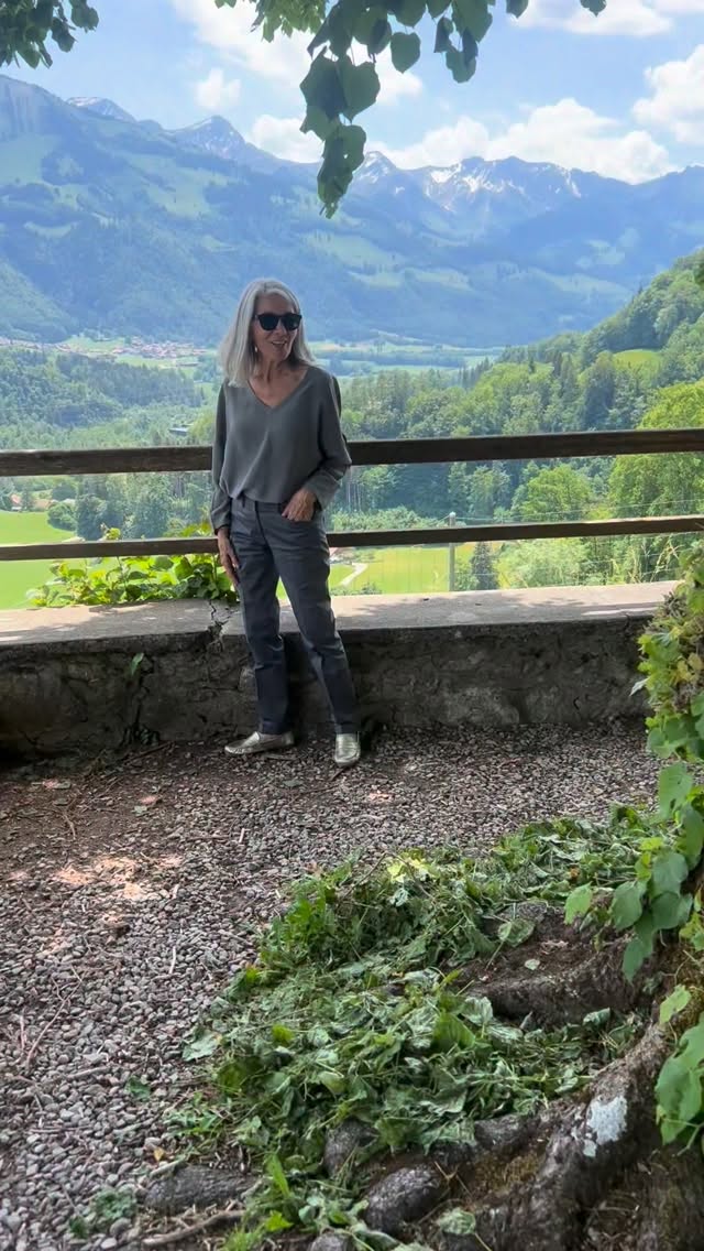 MIS IMPRESIONES.
Este viaje por Suiza prometía vistas fantásticas, panorámicas y naturaleza de una belleza que conocemos e identificamos muy fácilmente con este pais pero contemplarlo de cerca impresiona .
Las ciudades son preciosas y los pueblos pequeños llenos de encanto como salidos de un cuento.
Tengo muchas fotos para compartir y os contaré mis lugares favoritos y los rincones que me van enamorando.
Lagos y bosques que te invitan a quedarte!
Os deseo feliz semana!
La mía tendrá hasta el jueves sabor suizo!
#travel#mundosenior #experiencias #viajaresvivir #descubreconcaminovilla
@mundosenior.oficial
@switzerlandes