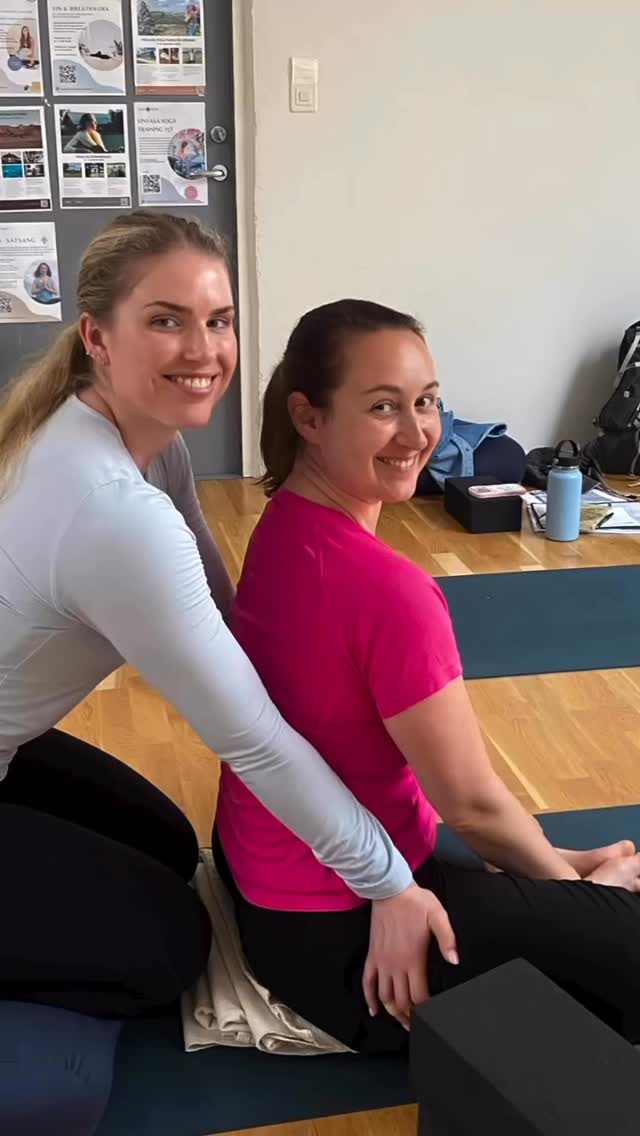 Takk for all iver og nysgjerrighet dere studenter har vist på denne helgen på yogalærerutdannelsen. 😍 Vi i lærerteamet - @yoginipi @fatima.sidhree og @jannickewiel - har vært så glade for alt vi har fått dele og alt dere har tatt i mot.🤗
Fatima Sidhree hadde en kveld med yinyoga og snakket om verdien av hvile og grunnleggende prinsipper i yinyoga. Læringen ble krydret med duftoljer og dikt. Pia Maria Kozlowski fokuserte på yogateknikk i stående stillinger og hvordan vi kan hjelpe hverandre til å komme dypere i sittende stillinger gjennom å forankre ned. Jannicke Wiel lærte ut et program med styrkende yoga med fokus på øvelser for sete, ben og mage.
Vi har hatt fokus på hvordan vi gjennom å bruke føtter, ben, hender og pust kan aktivere kjernemuskulaturen, og hvordan bakkekontakten også hjelper oss til å slippe spenninger. Pusten er alltid en viktig nøkkel. Mange uttrykker at det forstår mer av sin egen kropp og også hvordan de kan få mer utbytte av yogastillingene. Vi har snakket om overspent og underspent muskulatur, og hvor forskjellige kropper er.
For deg som er nysgjerrig på å lære mer vinyasa-yoga og yogateknikk, kommer vi til å ha flere spennende workshops til høsten, både for blivende yogalærere, nyutdannede og erfarne yogalærere, og deg som er ivrig yogautøver som vil lære mer.
23. august: Vinyasa immersion med Pia
Se flere datoer og temaer:
www.osloyoga.no/events
#vinyasayoga #yogalærerutdanning #yogfordypning