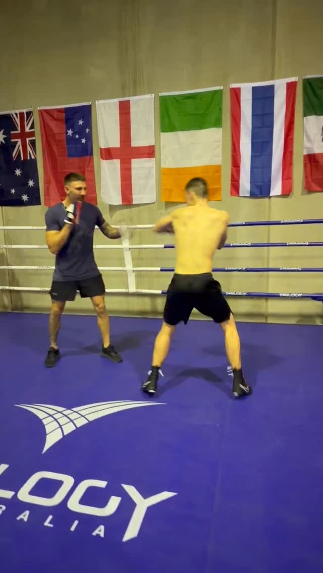 Coach @davidmullysmith doing some pad work with @kaelin.parton while the others get stuck into partner drills 🥊 #boxing #kidsboxing #womansboxing #mentalhealth #mensboxing