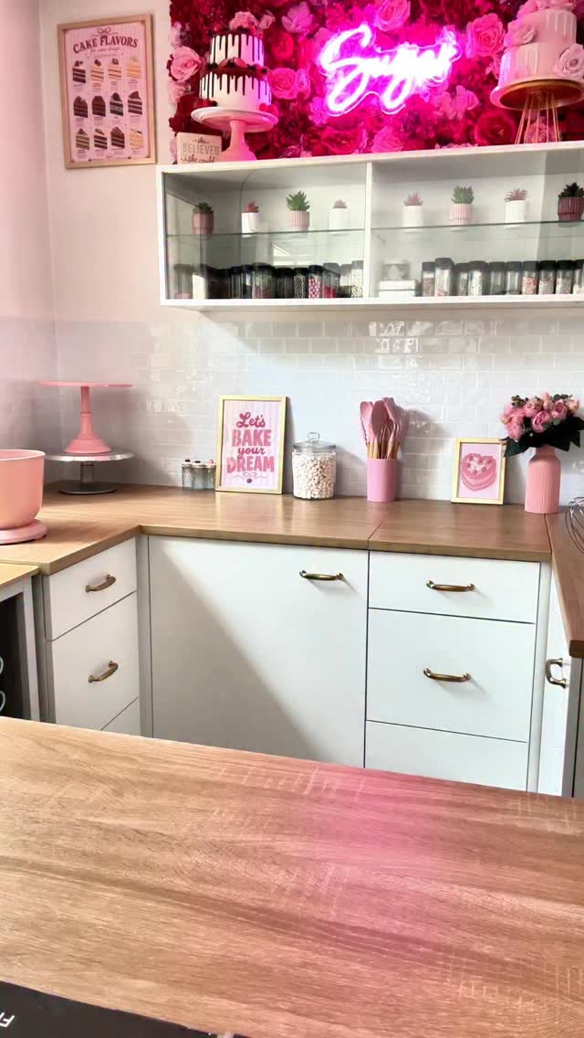 Je reviens.
La boutique est vendue. Le labo est allumé.
13 ans de cake design, 5 enfants, et enfin le temps de vraiment partager.
Suivez-moi — ça commence maintenant.
#cakedesign #mamanboss #entrepreneuriat #patisserie #leretour