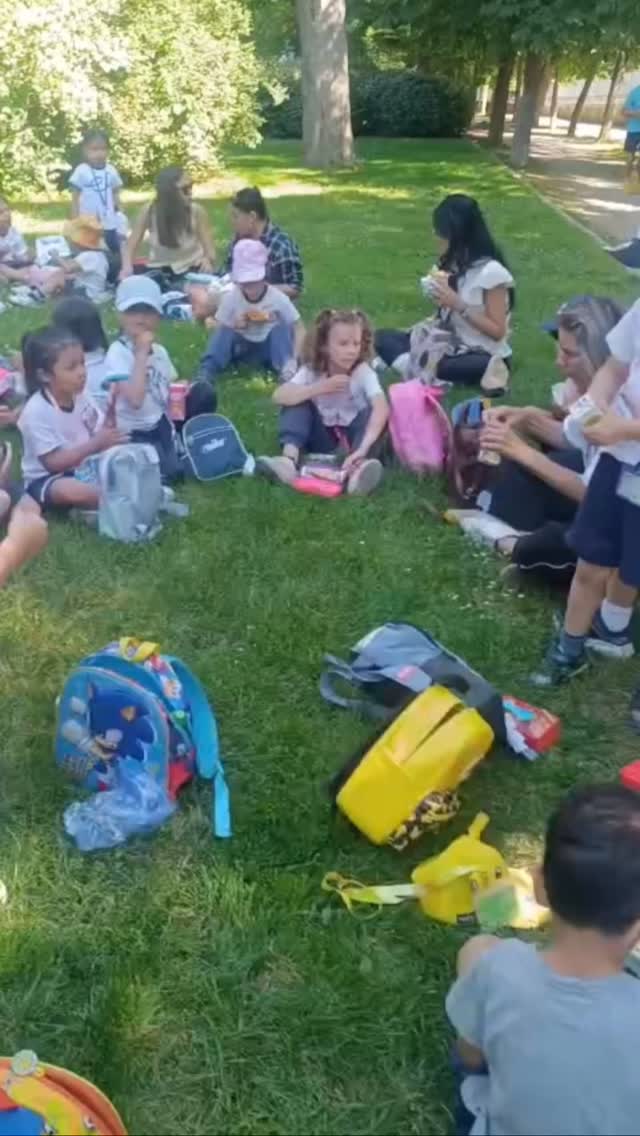 El pasado viernes, nuestro alumnado de Educación Infantil disfrutó de una jornada muy especial en el corazón de Madrid: el maravilloso Parque de El Retiro.
Entre paseos, juegos y muchas sonrisas, pudieron descubrir algunos de los rincones más emblemáticos del parque, como la preciosa Biblioteca Pública Municipal Eugenio Trías y el famoso lago del Retiro.
Un día lleno de convivencia, aprendizaje y momentos compartidos que quedarán en el recuerdo de todos y todas 💚
@parque_del_retiro #micolelapurisimamadrid #fundaciónefi #colegiolapurísimamadrid