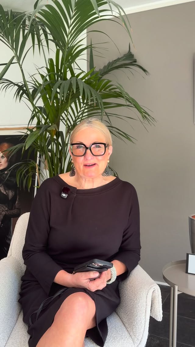 Eine Modedesignerin reagiert 👒☀️
Welche Hut-Trends begleiten uns durch den Sommer 2026? In der neuen Folge werfe ich einen Blick auf aktuelle Modelle und verrate, welche Formen, Details und Klassiker mich besonders überzeugen.
Welcher Hut gefällt euch am besten? ✨
#ModedesignerinReagiert #Sommermode #LGabrielle #Fashion #Köln