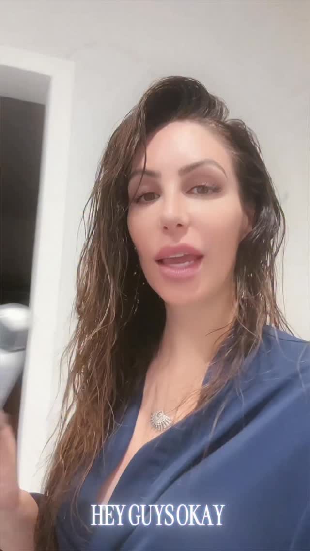 Just touched up those roots again with @simplerhaircolor medium brown ✨ check it out, super easy to do yourself at home I luv it!!
https://www.simplerhaircolor.com/EKIN15
#simplerhaircolor #haircolor #colormyrootsathome #haircolorbyme #haircare