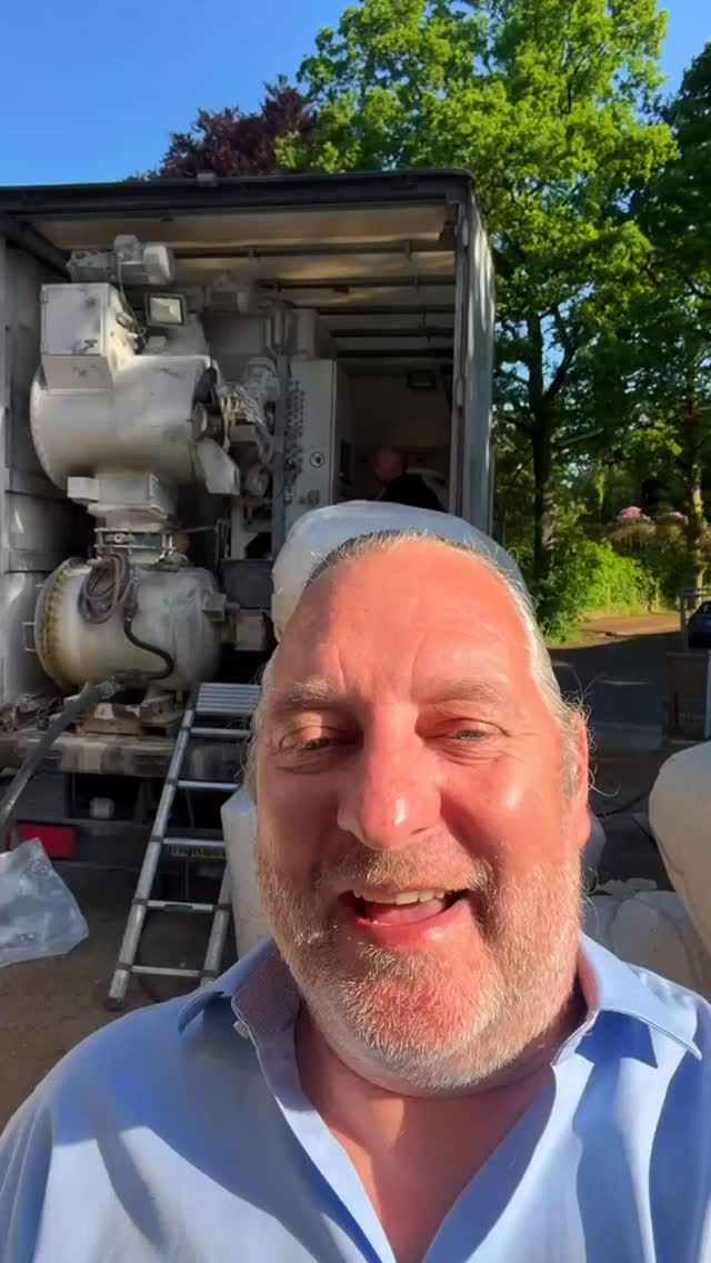 Estrichvorbereitung im Einfamilienhaus.
Mit dem Mixmobil wird das Material direkt vor Ort angemischt und als Flocken sauber eingebracht.
#estrich #einfamilienhaus #mixmobil #baustelle