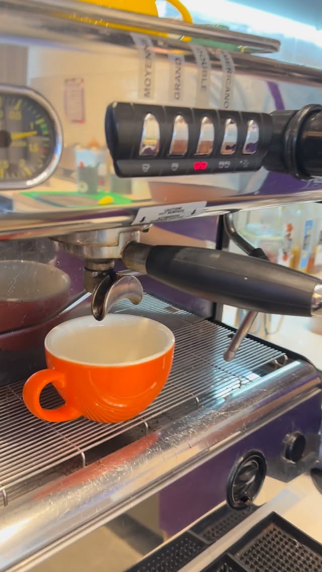 Only coffee lovers will understand this… ☕🤎
That first sip.
That rich aroma.
That moment when everything suddenly feels better.
And if you haven’t tried our coffee yet, you’re missing out.
See you at Rio Açaí.
….
Seuls les vrais amateurs de café comprendront… ☕🤎
Cette première gorgée.
Cet arôme réconfortant.
Ce moment où tout semble aller mieux.
Et si vous n’avez pas encore goûté notre café, il est temps de vous faire plaisir.
On se voit chez Rio Açaí.