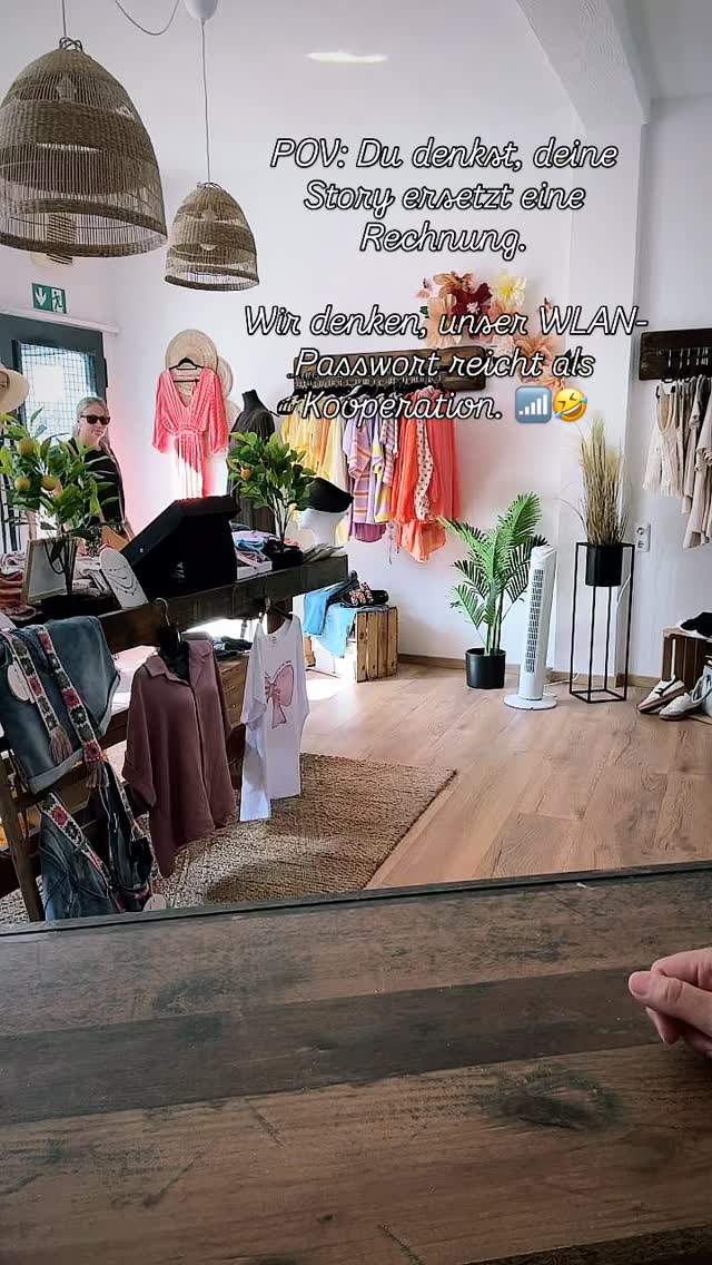 An alle Influencer: Bevor ihr fragt – nein, es gibt keinen Influencer-Rabatt. Nein, auch keinen Creator-Rabatt. Nein, auch keinen ‘Ich markiere euch in meiner Story’-Rabatt. Das Einzige, was ihr bei uns kostenlos bekommt, ist das WLAN-Passwort. Und selbst das geben wir nur raus, weil wir nett sind. 📶😂“ Freunde Ein bisschen Spaß muss sein 😂 ich bin ja selber gerne bei Insta unterwegs 😘#funnyvideos #spaßmusssein #boutique #smallbusiness #influencerlife