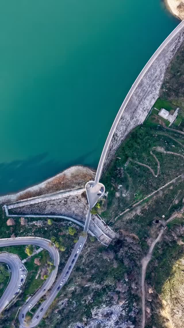 Η Λίμνη του Μαραθώνα ήταν το κυριότερο απόθεμα νερού για την ύδρευση της Αθήνας από το 1931, οπότε άρχισε να δίνει νερό, μέχρι το 1959. Το 1959 άρχισε να λειτουργεί σύνδεση παροχής από τη λίμνη Υλίκη, ενώ από το 1981 το περισσότερο νερό για την ύδρευση της ελληνικής πρωτεύουσας προέρχεται από την τεχνητή Λίμνη του Μόρνου. Σήμερα πλέον όλο το νερό της Λίμνης Μαραθώνα δεν θα επαρκούσε παρά μόνο για λίγες ημέρες υδροδοτήσεως της Αθήνας!
💦
Marathon lake was the main water reservoir supplying Athens from 1931, when it first began providing water, until 1959. In 1959, a water supply connection from Yliki lake began operating, while since 1981 most of the water supplying the Greek capital has come from the artificial lake Mornos. Today, the entire volume of water in Marathon Lake would only be sufficient to supply Athens for just a few days…
@llap_aerial_photography #welovemarathon
.
.
.
.#greece #marathonas #lake #artificiallake