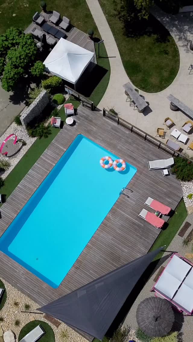 🌿Découvrez notre jardin et notre espace piscine entièrement rénovés !
🌸Un cadre cocooning, fleuri et paisible pour se détendre, profiter du soleil et s’offrir une parenthèse de bien-être.
Parce que les plus beaux moments sont souvent les plus simples…
🎥 @agmsphotography
#hotelkarene #piscine #jardinfleuri #détente #cocooning