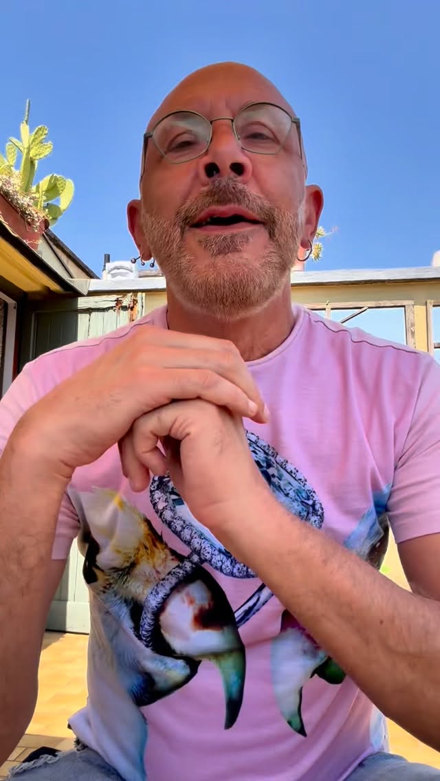 Il Grembo del Possibile è una meditazione audio sul generare, su quella qualità che abita ognunə di noi al di là del genere, dei figli, dei ruoli. Sul creare qualcosa anche quando manca ancora un pezzo.
È nata per chi porta avanti qualcosa in silenzio senza che nessuno lo chiami con il suo nome. Per chi si è sentitə dire che generare non lo riguarda. Per chi sta attraversando un momento di stasi e sente che qualcosa dentro vuole prendere forma ma non sa ancora cosa. Per chi ha perso qualcosa e continua a creare lo stesso.
Disponibile sul sito, link in bio. O scrivimi direttamente.