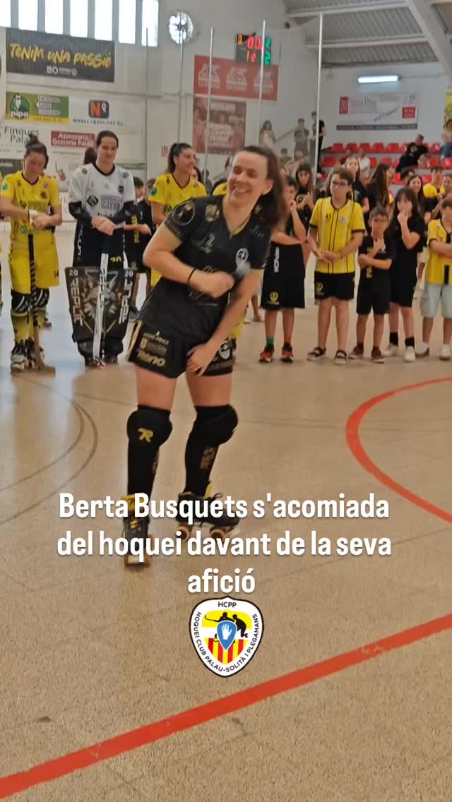 Avui el pavelló Maria Víctor ha viscut un partit especial. Berta Busquets ha jugat el seu últim partit amb L'HC Palau. El resultat (1-2) no ha acompanyat, però ha estat un detall sense importància, l'emoció avui tenia un altre focus. La capitana ha fet el pas a llegenda. Aquest ha estat el seu discurs de comiat
@hcpalau @berta_busquets #oklligaf #okligaf #okliga