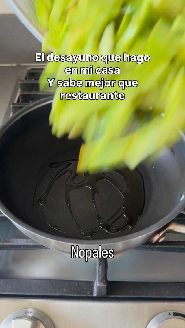 Un desayuno demasiado rico!
Nopales asados, huevo estrellado o ponche, salsa roja, queso feta rallado una combinación espectacular!
Y lo que lo hace tan especial es esa salsa!!
Si quieres la receta escribe 🔥 y te la mando