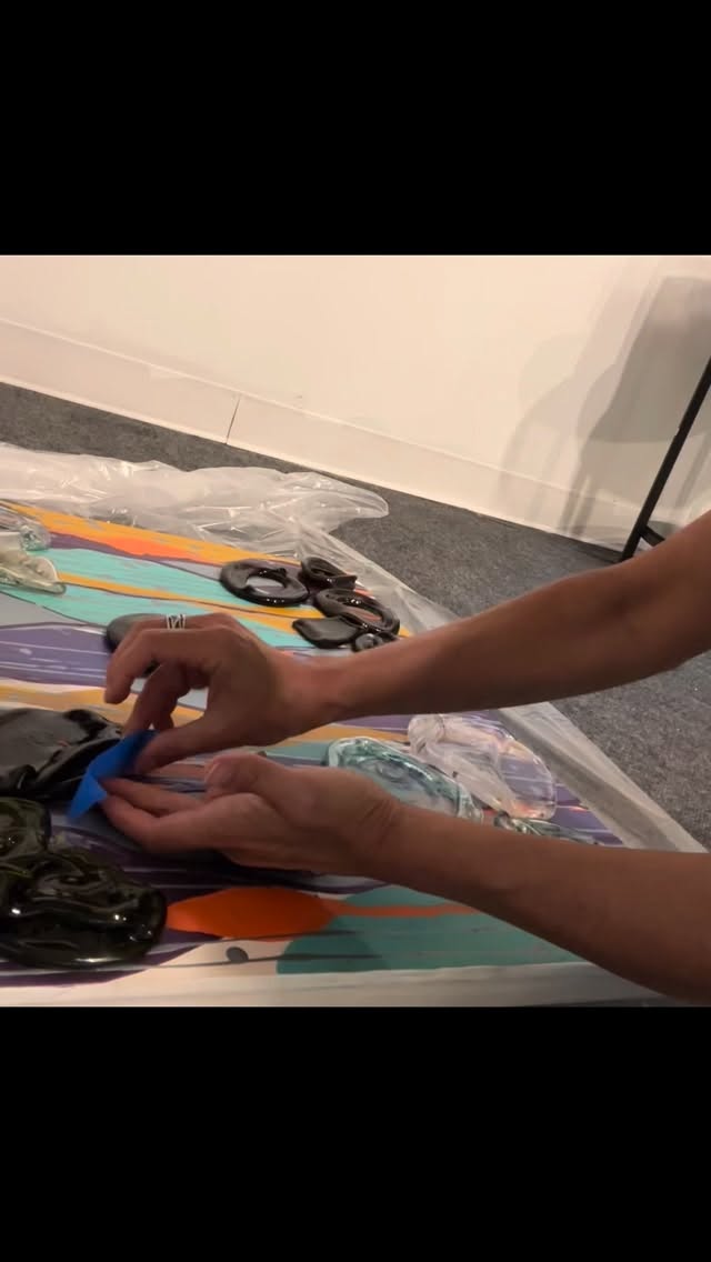 Decidí cambiar los colores de esta pintora por unos más neutros, es todo un proceso y todavía no estoy convencida. #artist #glass #dcota #art #zeroemptyspaces