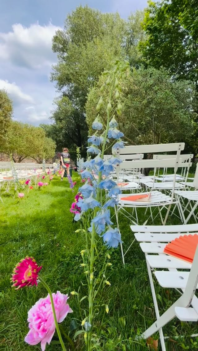 Quand l’amour rencontre l’émotion, la magie opère. ✨
Pour célébrer leur grand « Oui », nos feux de jour ont illuminé cet instant unique avec une touche de couleur, d’élégance et d’émotion.
Un moment suspendu dans le temps, entouré de leurs proches, où chaque détail comptait pour rendre cette cérémonie encore plus inoubliable.
Merci aux mariés pour leur confiance et tous nos vœux de bonheur pour cette magnifique aventure à deux.
Poudre d’Éclat Events – Créateurs d’émotions pour vos plus beaux événements.
#Mariage #WeddingDay #FeuxDeJour #MariageProvence WeddingInspiration #EffetsSpeciaux OuiJeLeVeux Mariage2026 LoveStory