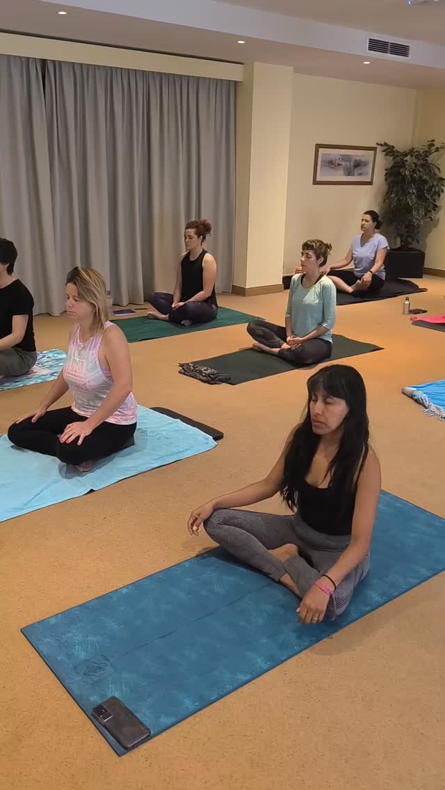 SURPREENDE SEMPRE PELA POSITIVA
Ontem foi dia de ONE DAY RETREAT no Hotel Porto Mare e, como sempre, correu lindamente.
É incrível como já faço acontecer este retiro de um dia há uns 4 anos talvez e surpreende-me sempre pela positiva.
Por vezes duvido do poder que tem este dia e vou um pouco insegura. Mas à medida que o dia vão passando, em que vou facilitando as atividades planeadas e vejo o efeito que faz a cada uma das mulheres que tiveram a coragem e o amor próprio de vir cuidar de si, é indescritível.
Vou fazer uma pausa de Verão e espero regressar com o One Day Retreat em Novembro.
Se ainda não conseguiste ir, espero encontrar-te na próxima edição.
Até lá, abraço forte 🤗
PS: obrigada do coração ao Hotel Porto Mare ❤️