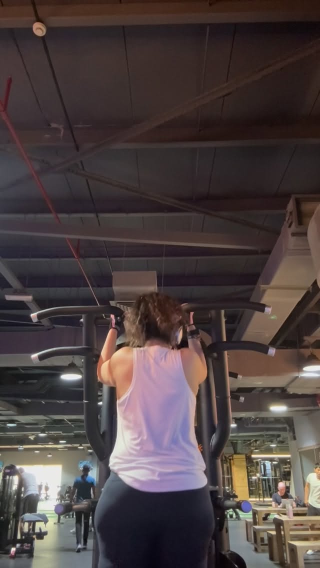 Working out makes me feel energized and gives me that strength from within. It makes me feel that I have conquered the world and I can achieve anything. What is that one thing you at the atrt if the day that sets the rhythm or foundation for the rest of the day?
#fitnessjourney #morningmotivation #strongmindstrongbody #selfgrowthjourney