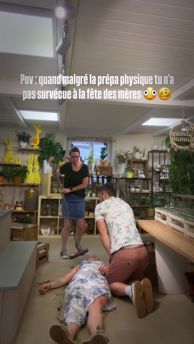 Il y a 3 jours : C’était Prépa physique spéciale Fête des Mères 💪 (va voir mon dernier réel si tu ne l’a pas encore vu)
Aujourd’hui, heure du décès : 13h 😵💫🥴🤕
Quand même la prépa physique n’a pas suffi…
Fête des Mères 1 - Camille 0 💐😂
MERCI à tous d’avoir rendu cette journée aussi folle ! 🫶🏼
#fêtedesmères #fleuristefrançais #videohumour