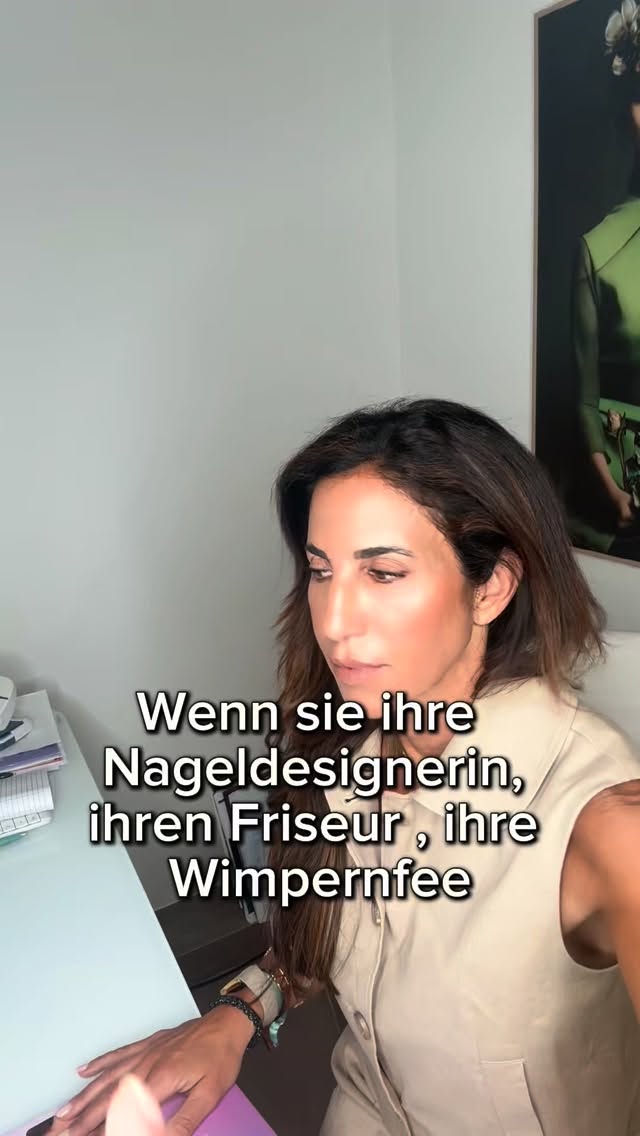 Wenn Friseurin, Nagelstudio, Wimpernfee und Fotografin markiert werden — aber die Ärztin für den frischen Glow bleibt das kleine Geheimnis. 😉
Natürlich verstehe ich absolut:
Ästhetische Medizin ist privat.
Niemand muss erzählen, was er machen lässt.
Und ein natürliches Ergebnis soll ja genau nicht danach aussehen, als wäre „etwas gemacht“ worden.
Aber: Für uns als Praxis sind Empfehlungen, Bewertungen und Markierungen unglaublich wertvoll.
Nicht wegen Ego.
Sondern weil Vertrauen in der ästhetischen Medizin alles ist.
Viele neue Patientinnen kommen nicht über Werbung — sondern, weil jemand sagt:
„Da war ich. Ich habe mich gut aufgehoben gefühlt. Es sieht natürlich aus.“
Und genau das ist die schönste Form von Vertrauen.
Also: Wenn ihr euch bei uns wohlfühlt, wenn ihr mit eurer Behandlung zufrieden seid oder wenn ihr uns weiterempfehlt — dann bedeutet mir das wirklich viel.
Ob ganz diskret im privaten Gespräch, als Bewertung oder auch mal mit einer Markierung.
Euer Vertrauen ist nicht selbstverständlich.
Und eure Empfehlung ist für uns Gold wert. ✨
Team kleines Geheimnis — oder Team ich empfehle meine Ärztin weiter?
#ästhetischemedizin #minimalinvasiveästhetik #natürlicheästhetik #ästhetikmünchen #botoxmünc