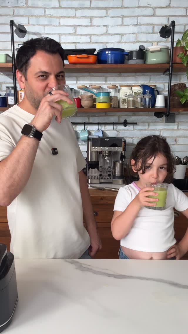 🍈🍋Kavunlu Limonata
Serinlemek isteyenler için şekersiz nefis bir içecek.
1 porsiyon meyve yerine 1 bardak içebilirsiniz ✌️
Malzemeler:
400 gram kavun
1 limon (kabuğu ve suyu)
8-10 adet buz küpü
Yapılışı:
Kavunları küp küp doğrayın ve tüm malzemelerle birlikte blenderdan geçirin.
Rafine şekersiz kavunlu limonatanız hazır ✌️