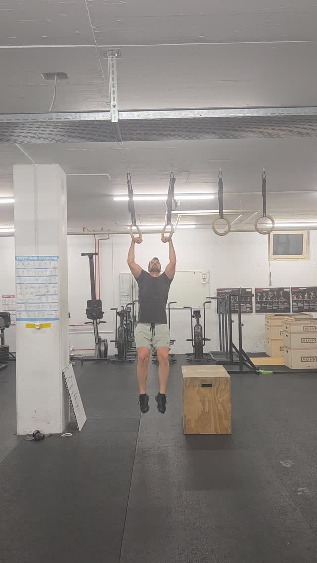 ✨ FIRST RING MUSCLE UP ✨
Hinter diesem Moment stehen unzählige Wiederholungen, Geduld, Rückschläge und der Mut, immer wieder einen neuen Versuch zu wagen.
Und genau deshalb feiern wir ihn. 💪🏼
Denn jeder Meilenstein erzählt eine Geschichte von Einsatz, Vertrauen und Durchhaltevermögen.
Wir freuen uns über jeden Fortschritt, jeden persönlichen Erfolg und jeden Moment, in dem jemand über sich hinauswächst. 💛
Herzlichen Glückwunsch zu deinem ersten Ring Muscle Up – wir sind stolz auf dich! 🚀
#crossfitbaar #firstmuscleup #trusttheprocess #crossfitcommunity #milestone hardworkpaysoff