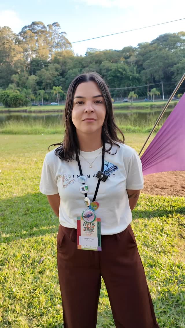 A bióloga e divulgadora científica, @dinizbio, é uma das convidadas especiais que vão compor a programação do 6º Festival de Observação e Conservação de Aves - Avoando SFX!
Dias 20 e 21 de junho, São Francisco Xavier será o cenário de um dos eventos mais encantadores do ano para quem ama a natureza e as aves!
📍 Na charmosa Praça Cônego Manzi, com entrada gratuita, o festival vai reunir observações de aves, oficinas, palestras, artesanatos e muito mais!
E Nathália será a responsável por levar você até o fantástico mundo dos beija-flores. 💚
Participe! Inscrições necessárias apenas para as passarinhadas e oficinas pelo link na bio da @savebrasil.
💚 O festival é uma realização da @prefeiturasjcamposoficial em parceria com a SAVE Brasil, fortalecendo o turismo de natureza, promovendo educação ambiental e valorizando a economia local.
#FestivalDeAvesSFX #ObservaçãoDeAves #TurismoDeNatureza #SAVEbrasil #sãofranciscoxavier