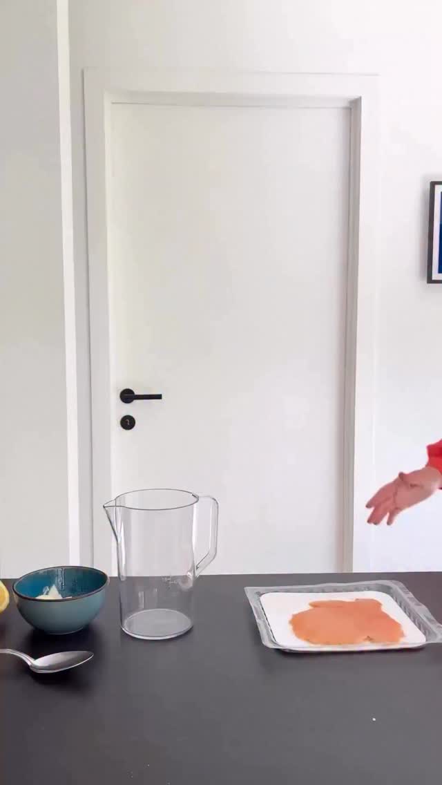 Iedereen vraagt dit recept. Het is mega lekker en poepsimpel!! 😋😉
5 minuten. Één maatbeker. Mixer.
→ 150-200 gr gerookte zalm
→ halve ui in stukken
→ sap van een halve citroen
→ lepel yoghurt
→ mixen. Klaar.
🌶️ *Pittiger?* Peper erbij. Jij beslist.
Op een geroosterde boterham, op een toastje bij de aperitief, met halve kerstomaatjes erbovenop : elke keer weer zijn de bordjes leeg 🤷
Al jaren vraagt iedereen mij dit recept. Nu heb je het.
Volg me voor meer snelkaar gerechten 🙌
Liefs, Elly 💋