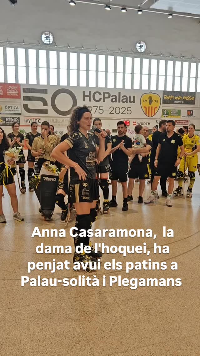 Anna Casaramona, referent de l'hoquei patins femení, ha jugat avui el seu últim partit com a professional. Ho ha fet amb la samarreta de l'HC Palau i s'ha acomiadat amb un breu però emotiu discurs. L'esport necessita moltes Casarramones.
@hcpalau @casarramona5