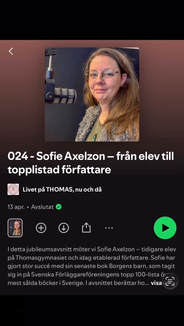 Ett poddavsnitt om min gymnasietid - det har ni väl längtat efter? Ja, nu finns det att lyssna på i alla fall. Vi pratar om en hel del annat också. Varför då undrar du.
Jo, Imorgon, den 3 juni, är det exakt 400 år sedan Gustav II Adolf skrev under fundationsbrevet för att rikets andra gymnasium skulle få starta. Här i Strängnäs. Det är stort. Och 360 år senare började jag i det gymnasiet.
Och ytterligare 40 år senare skrev jag en historisk roman där uppstarten av nämnda gymnasium är en stor del av handlingen. Cirkeln är sluten.
Länk till poddavsnittet hittar du i min profil.
Och romanen ”Borgens barn” hittar du lite varstans i olika format. Till exempel kan du köpa ett signerat ex av mig på kyrkbacken utanför domkyrkan imorgon då det firas stort 400-årsjubileum. Jag är på plats 13.30-20.00
#thg400 #strängnäs #strängnäshistoria #roggeborgen #strängnäsdomkyrka
