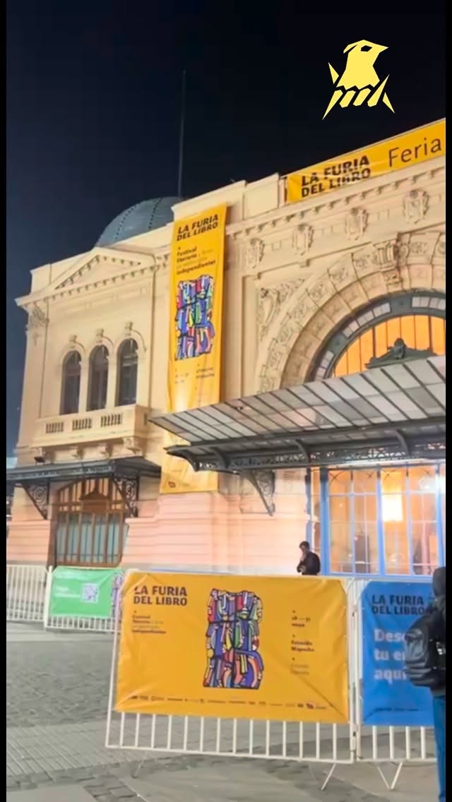 📚🐦 FURIA DEL LIBRO en Estación Mapocho.
Coordenadas: Entra a Estación Mapocho y camina por la Izquierda 😏, busca mesón 148, editoriales Quinta Región, ahí podrás encontrar "Del Estigma a la Creación" y "Siluetas a la Calle" dos libros sobre Arte y Cárceles de editorial Pajarx Entre Púas 🐦⬛
(🎁 los dos x $20.000)
Hasta el domingo, de 10:30 a 20:00!
No te quedes sin tus libros! y disfruta de esta Feria de Editoriales independientes.
Gracias @puerto.seco.valpo
Somos bandada ✨
#libros #editorialesindependientes
#Santiago
#carcel
#arte