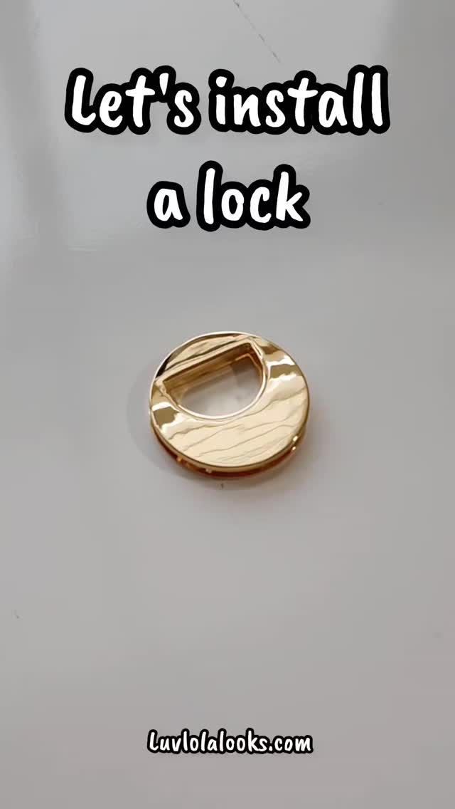 Locks are a great addition to a bag, instantly adding a wow factor ✨👜
Luv Lola has unique, eye-catching options that really make a bag stand out 🔒💕
Are you team classic hardware or bold statement locks?
#bagmaking #bagmaker #sew #diybag diypurse #crafty