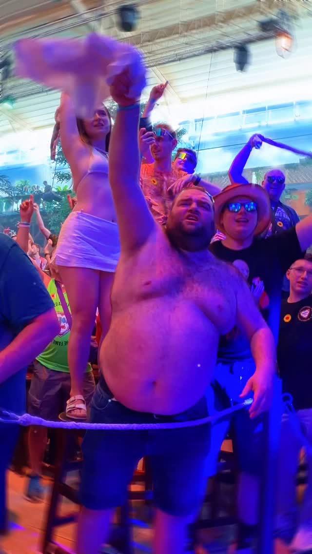 Der Endgegner für Oberteil wurde im Megapark gesichtet. Kreativität on point 😂 Only in Megapark. #megapark #ifeelmega #party #unitedpartypeople