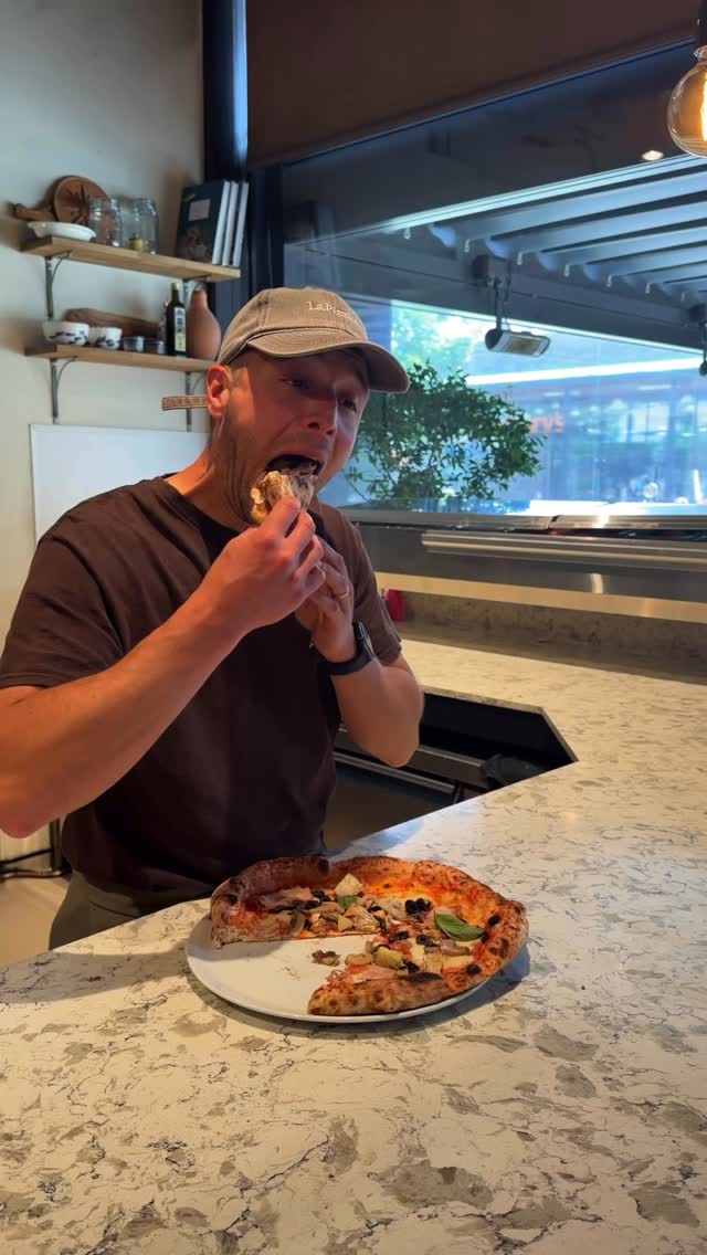 Our Secret Ingredient? 👀
Pure Italian passion 🇮🇹
#LaPizzica #eddington #cambridge #pizzeria #italianfood