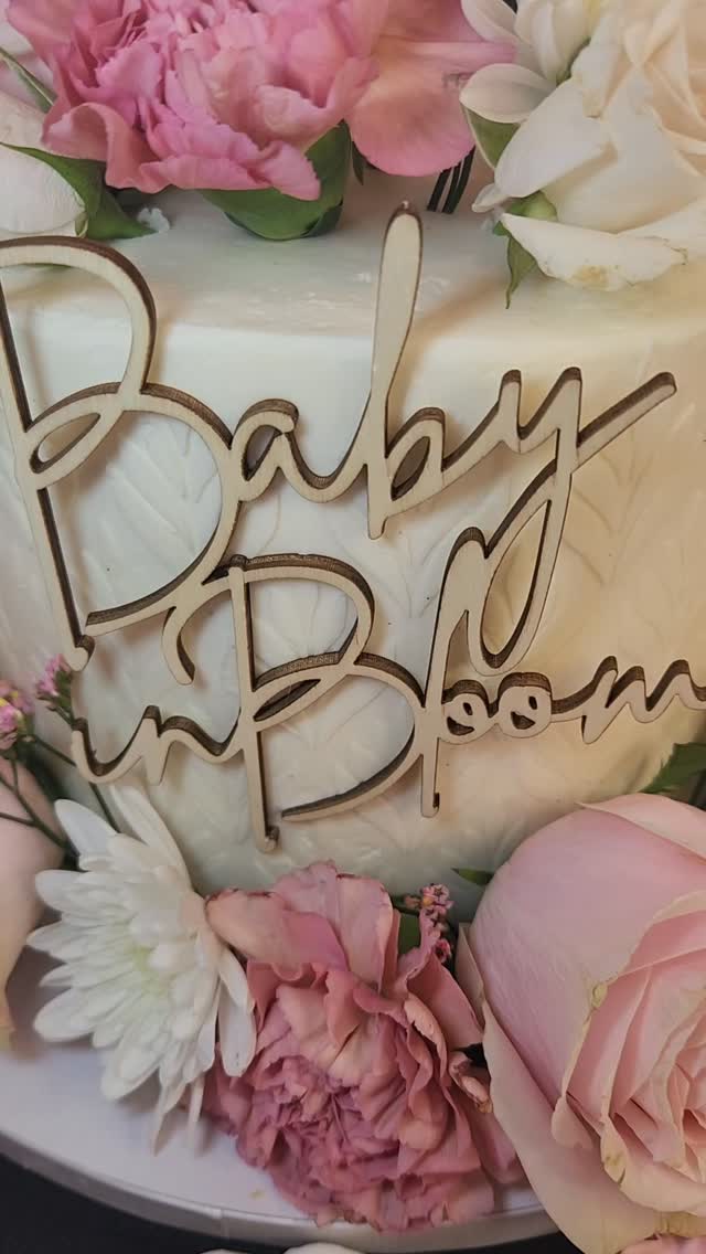 One of those sets that makes my flower-loving heart so happy. 🌸💕
Fresh florals, delicate details, and the sweetest treats for a beautiful Baby in Bloom shower celebrating Baby Parker.
#BabyInBloom #BabyShowerCookies #CustomCake #AtlantaBaker #SweetCelebrations @karmaconfectionsatl
