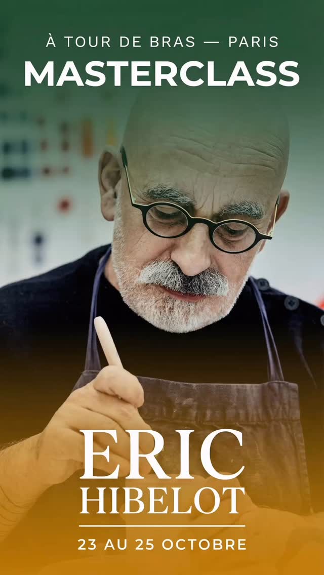 Eric Hibelot capte les tendances avec finesse. Son vocabulaire est simple et récurrent : porcelaine blanche, formes rondes qui remplissent la main, montage par plaques même minuscules.
Il affectionne les aplats de couleurs primaires, les contrastes de surfaces mates et brillantes, et les rayures empruntées au textile.
À travers ce stage de porcelaine à la plaque et décor, il transmet son approche et ses techniques.
#atelierpoterie #atelierceramique #paris12 #coursdepoterie #parisceramics