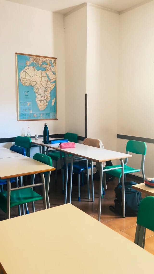 Ultimi giorni di scuola…
Trovandoci vicino al mare, sentiamo già quell’arietta estiva, il rumore delle rondini, ma soprattutto il rumore dell’esterno frenetico. Gli ultimi giorni di scuola sono i più frenetici, i più tesi, quelli da agitazione per le interrogazioni e gli esami. Con l’arrivo del caldo alcuni dei nostri soci sono nel cortile a ripetere il programma con i prof, gli altri invece nelle altre aule a recuperare gli ultimi voti prima degli esami di idoneità.
E se loro felici finiranno le lezioni, noi del CIRCOLO ACLI ARCADIA APS essendo associazione di promozione sociale non chiudiamo e continuiamo con le nostre attività.
Abituati al caos, al telefono che squilla incessantemente, ai ragazzi che girano per le aule, quando arriva l’estate fa sempre un po’ strano non vederli in giro per un po’, anche se sappiamo che l’Arcadia vuota non è mai, neanche d’estate !
Perciò concedeteci questo piccolo momento nostalgico perché a giugno/luglio/agosto si lavora per i nuovi arrivi, i nuovi orari e i nuovi programmi …🔥
@acli_roma_aps