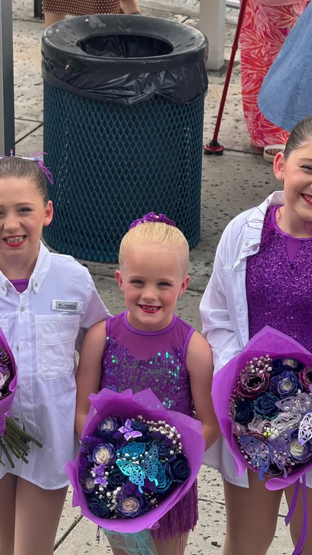 This right here is one of the reasons I love my career! Itโs being a part of your communityโs special moments, celebrating lifeโs milestones and being the one they call when they want something custom made for their girls. This will always be a highlight of the year๐ฉฐ๐ง๐ปโ๐ฉฐ๐ถ๐งโ๐ฉฐ๐ฉฐ
#designsbydarenda
#flowerstagram
#localflorist
#dancerecital
#familyflorist