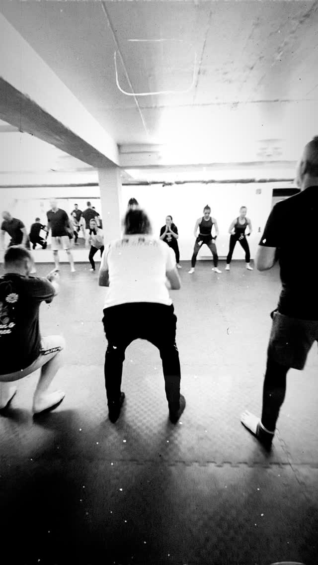 Kickboxen war heute wieder komplett voll. Es freut uns sehr zu sehen, wie gut das Training angenommen wird. Vielen Dank an alle für euren Einsatz und die tolle Energie auf der Matte! @inantunc77 @hormoz_66 #kickboxing #düsseldorf #verein #derendorf #spass
