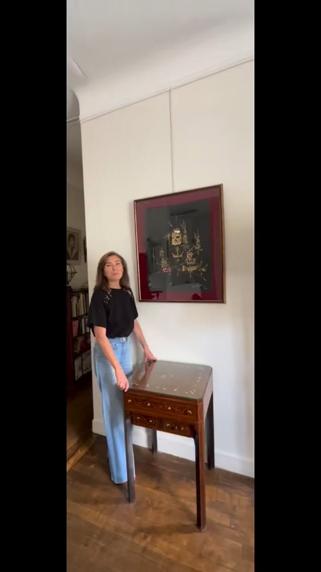 ✨ J-3 avant le vernissage de l’exposition L’Art de l’Estampe ✨
De retour de chez mon encadreur, j’ai le plaisir de vous dévoiler en avant-première œuvre de Georges Mathieu (2931-2012)
Figure majeure de l’abstraction lyrique, pionnier de l’Action Painting, maître des performances de vitesse et du dripping, Georges Mathieu a profondément marqué l’histoire de l’art du XXᵉ siècle.
Georges Mathieu
Rima, 1970
Peinture dorée et collages sur carton noir
Signée et datée en bas à droite, titrée au dos
Provenance : collection particulière
À découvrir lors de notre exposition.
📅 Rendez-vous dans 3 jours pour le
🥂 Vernissage jeudi 4 juin
🖼 Exposition du 5 juin au 10 juillet
Collection Stéphanie Peyrissac
📍 9 avenue de Lamballe, 75016 Paris
#GeorgesMathieu #ArtDeLEstampe #AbstractionLyrique #ArtModerne #ArtContemporain Estampe CollectionParticulière Vernissage GalerieArt ArtLovers ExpositionArt ArtCollector