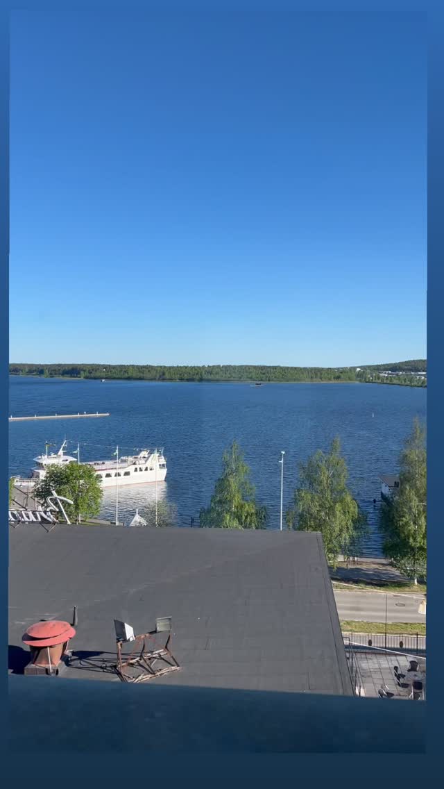 I fredags var jag konferencier på Luleå Buisiness Awards 2026.
Det kändes hedrande att ha fått frågan och det blev en jättehärlig kväll med fina prisutdelningar.
Det kändes samtidigt som om jag fick möjlighet att presentera mig direkt för en massa Luleåbor på en och samma kväll.
Tack Lina och Sandra på @ohmy.se för stort stöd och tack Camilla Sehlin på @luleanaringsliv för att jag fick vara en del av denna fantastiska kväll!
Glad också att Camilla såg till att vi tog en bild tillsammans backstage på mig, henne i glamourös glittrig långklänning och på kvällens DJ @xivananima i silver klänning och stora svarta änglavingar!
#luleåbuisnessawards #luleånäringsliv #luleåkommun #norrbotten #norrbottensteatern