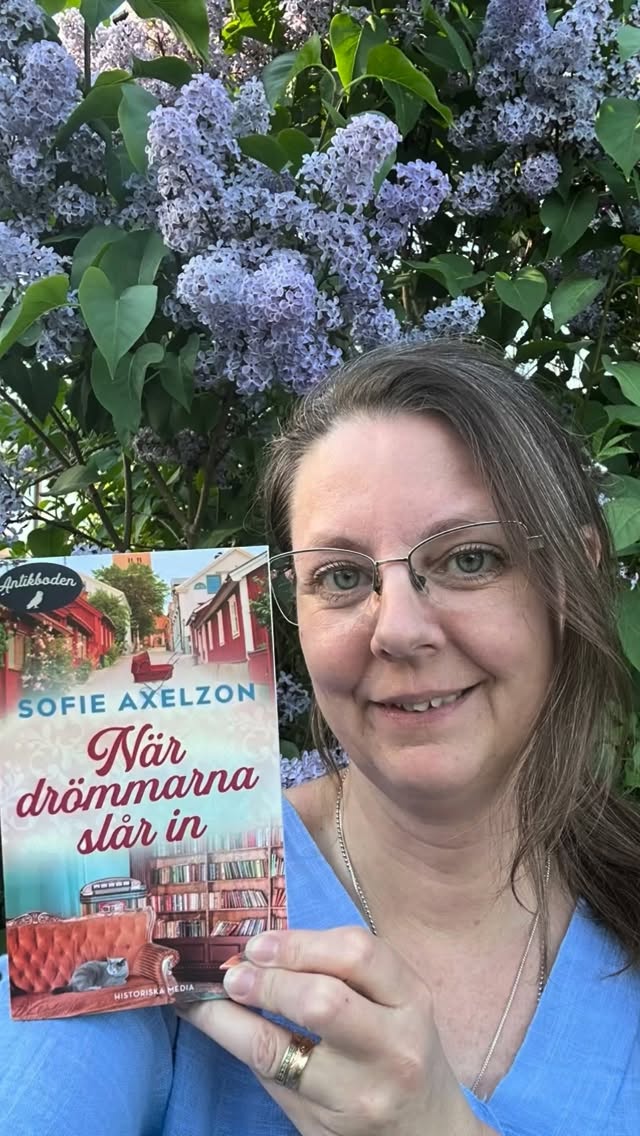✨✨✨ POCKETSLÄPP idag! ✨✨✨
Det tänkte jag fira med ett finfint erbjudande.
Ett sommarpaket med två av mina pocketar:
”När drömmarna slår in” och ”Gula rosornas stad”
Båda för 160kr i en fin påse!
På lördag står jag på Västervikstorget i Strängnäs hamn och säljer bland annat dessa. Kom förbi vetja!
Lördag 13/6 hittar du mig på Trosa marknad.
Hör av dig om du vill att jag postar, med tillägg för porto.
#närdrömmarnaslårin #pocket #antikbodenugglan #historiskamedia #gularosornasstad