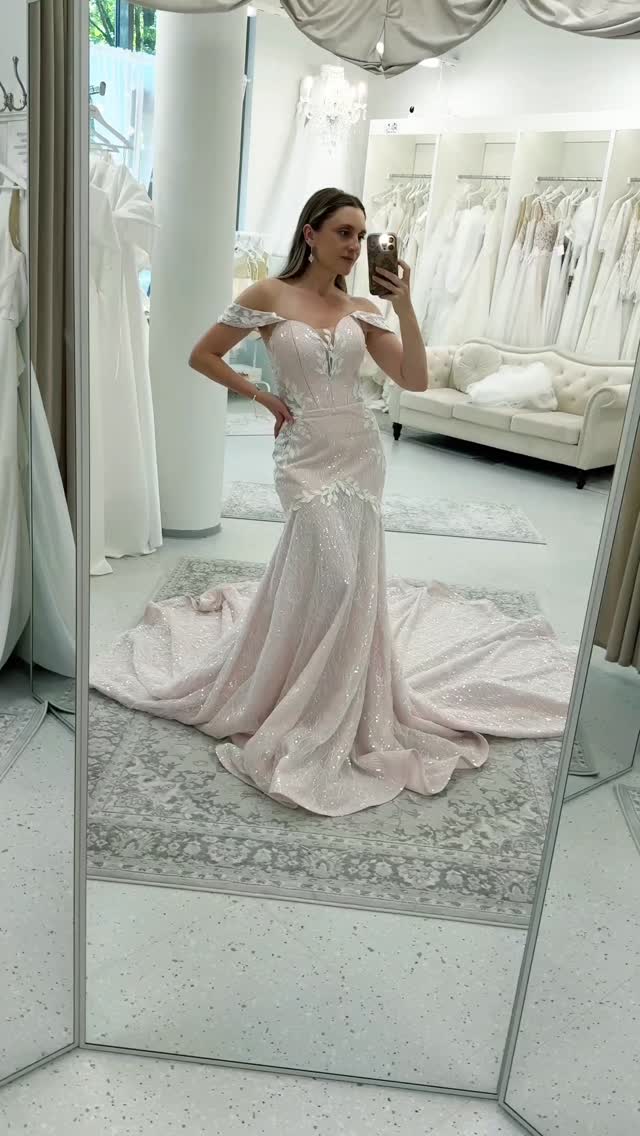 Beautiful @krasovita in exclusive wedding gown by @irina_rogusina_dresses
Dress is available only at 𝐄𝐥𝐞𝐠𝐚𝐧𝐭 𝐀𝐟𝐟𝐚𝐢𝐫𝐬
#häämekko #morsian #häät #morsiuspuku #hääpuku