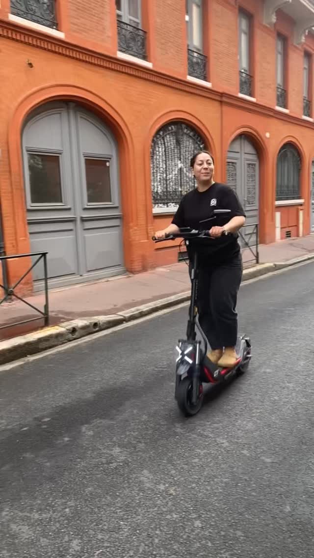 Quand un client te confie sa trottinette « juste pour voir »… et que tu pars faire le tour du quartier 🛴😅
Je vous jure qu’on la rendue. Enfin presque tout de suite.
Au salon on teste les couleurs, les coupes… et apparemment les moyens de transport aussi. Service complet 😏
Merci au proprio pour le prêt (et pour la confiance, parce que vu la tête d’Elise Elle allait pas s’arrêter au coin de la rue)
trottinette du client · pause essai · Toulouse · la ville rose · L’Atelier de Maud · coiffure rue Riquet · ambiance salon