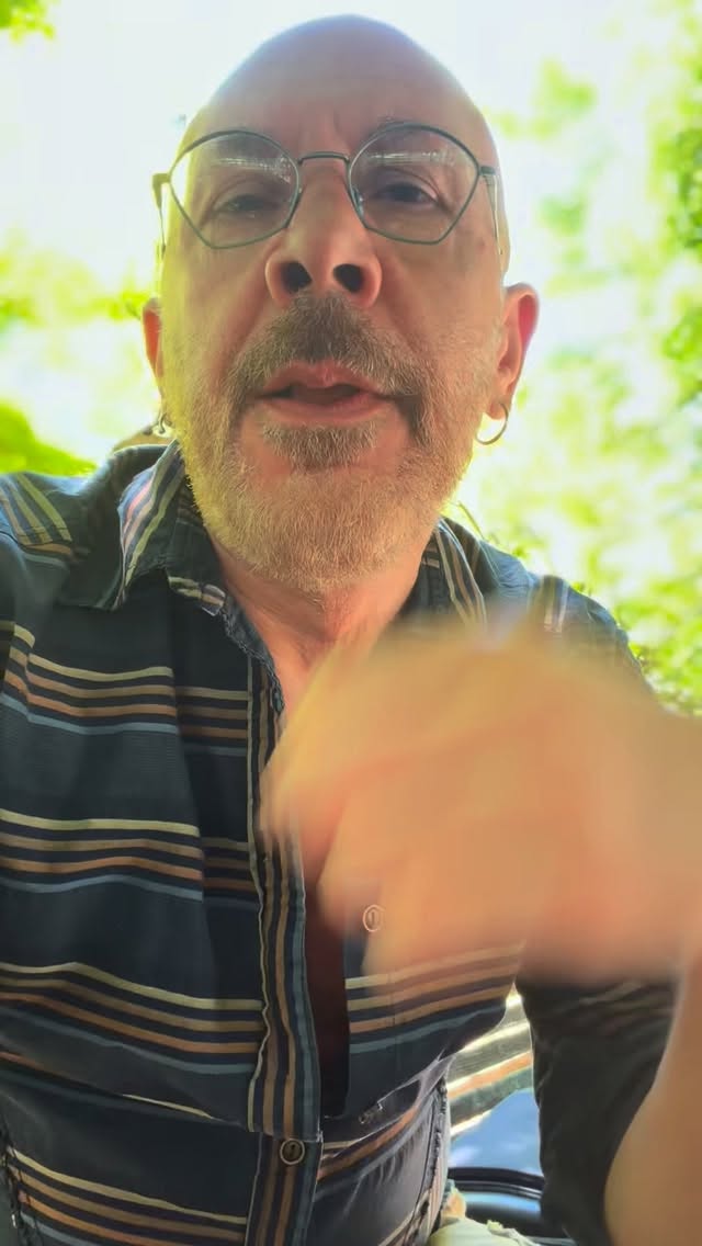 Lunedì 8 giugno esce Varcare senza voltarsi — quaderno digitale con testi, domande da abitare, racconto audio e meditazione guidata.
Tu quando hai imparato a fidarti del passo che non vedevi ancora?