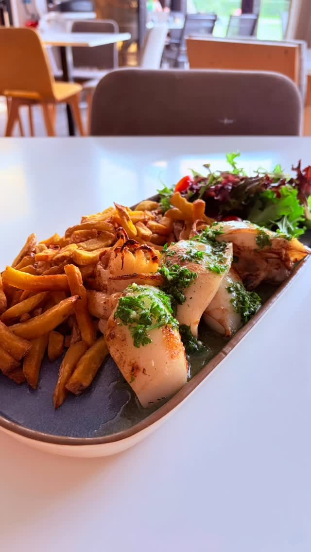 Sèches en persillade🤍 #poissonfrais #grillade #feudebois #toulouse #restauranttoulouse